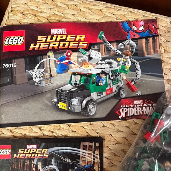 LEGO Marvel Super Heroes Set (76015)—NO SPIDERMAN MINIFIGURE - Picture 3 of 6